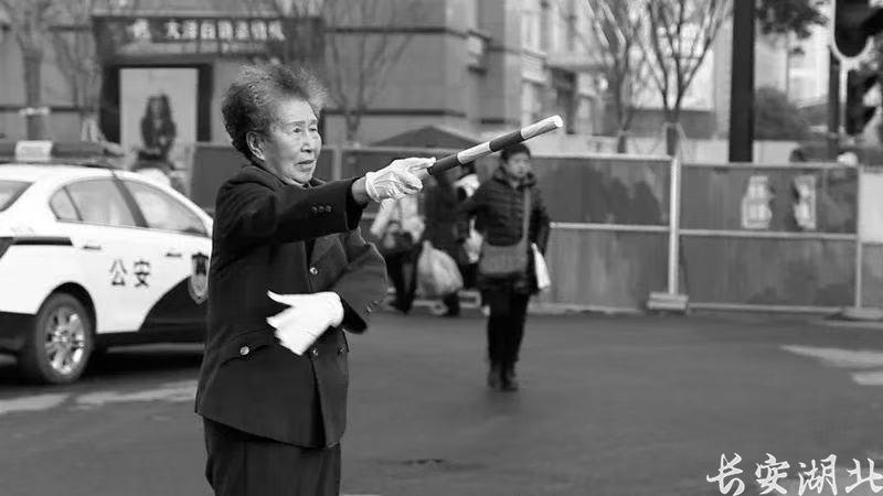 送别！新中国第一代女交警邱益英走了 